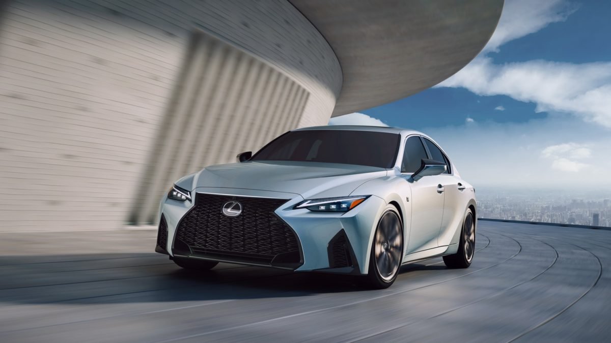 Lexus IS четвертого поколения представлен официально