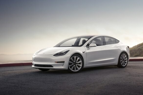 Tesla снимает с производства свою самую доступную модель