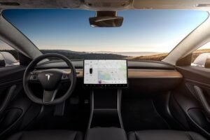 Tesla снимает с производства свою самую доступную модель