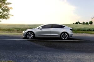 Tesla снимает с производства свою самую доступную модель