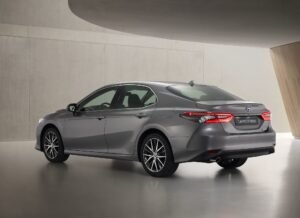 Toyota представила обновленную гибридную Camry