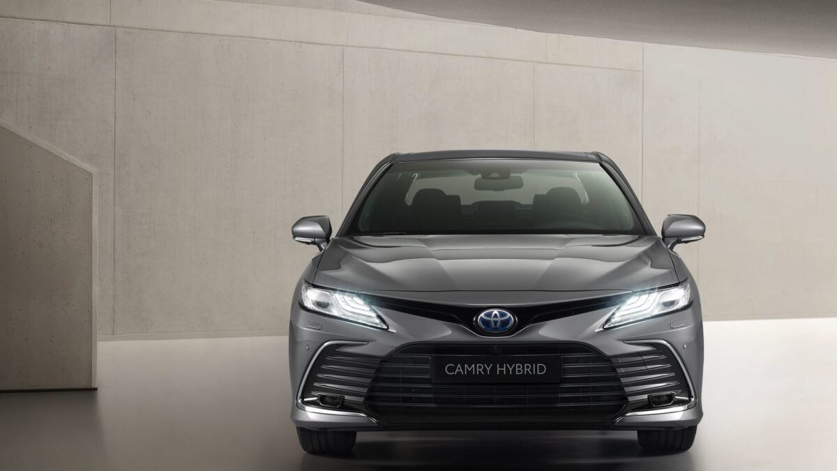 Toyota представила обновленную гибридную Camry