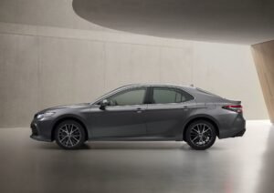 Toyota представила обновленную гибридную Camry