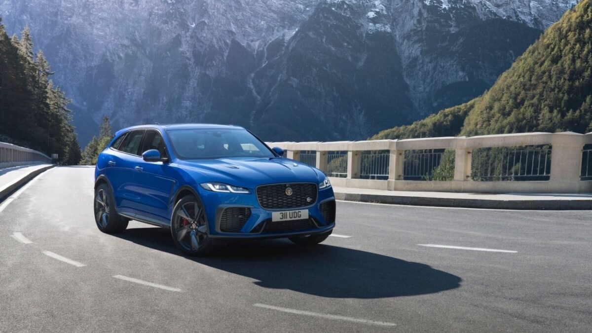 Компания Jaguar показала обновлённый кроссовер F-Pace SVR 2020